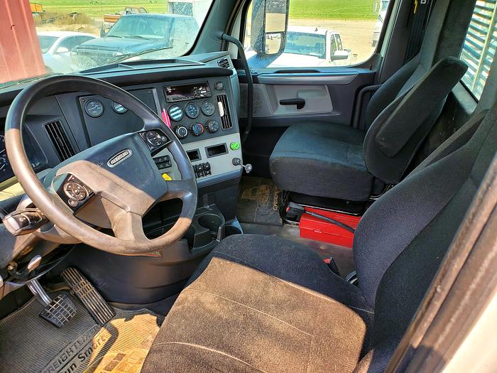 Used 2018 Freightliner Cascadia 126 Day Cab Truck