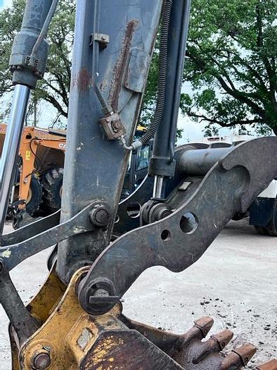 Used 2010 JOHN DEERE 135D EXCAVATOR