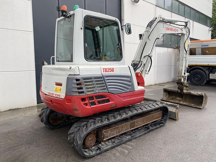 Usato 2015 TAKEUCHI TB 250