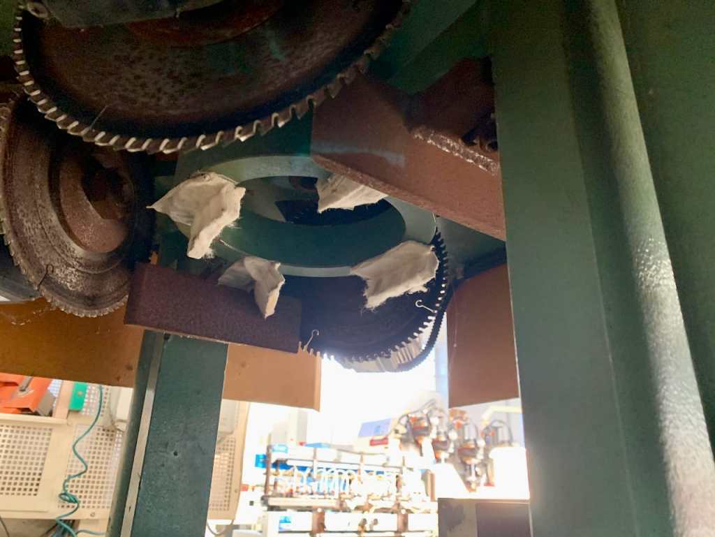 Used Troncatrice Fresatrice marca Camam, automatica, per pannelli di sedile per sedia o componenti simili