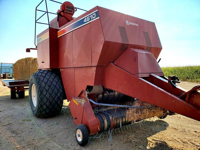 Used 2004 Hesston 4910 Baler w/ Accumulator