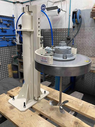 COLONNA SOLLEVATORE AD AZIONAMENTO PNEUMATICO PER FUSTI DA 200 LITRI