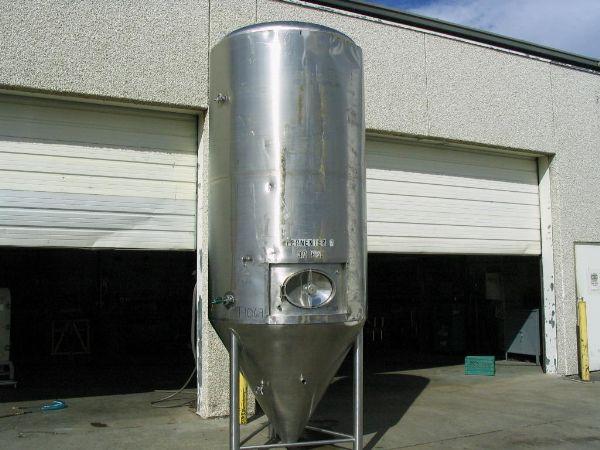 Usado 1000 GALLON STORAGE TANK WITH SPRAYBALL
