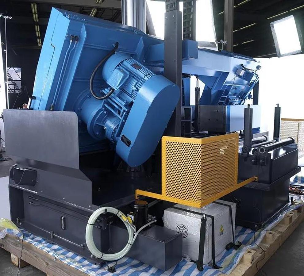 DOALL Model DC-700NC Production Bandsaw Capacity 27"H  x  31"W