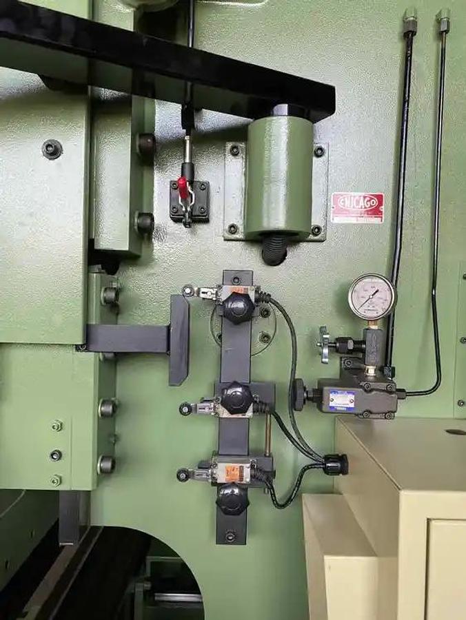 CHICAGO DREIS & KRUMP Model HPB-6032 Hydraulic Press Brake 9' between housings