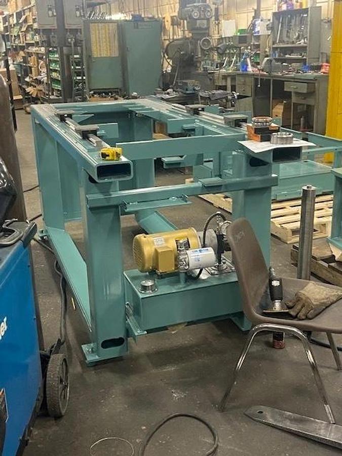 W.F. Wells Horizontal Twin Column Semi-Automatic Bandsaw Model H2024-3C 19.5" x 24" capacity