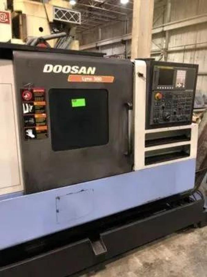 Used 2011 DOOSAN LYNX 300 Lathe, 10" 3 Jaw Chuck, Tailstock, 25.6" Swing