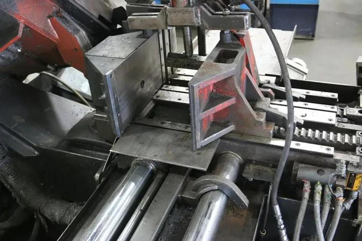 Used AMADA MODEL HA-400W AUTOMATIC HORIZONTAL SAW