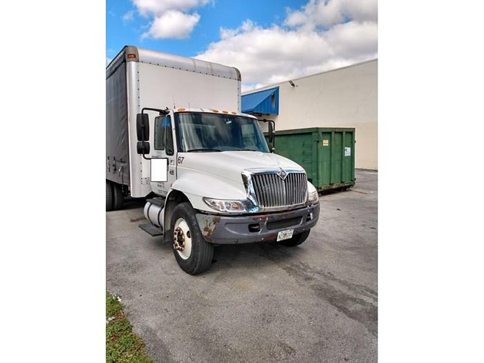 2002 INTERNATIONAL 4400 26'CURTAIN SIDE FLATBED TRUCK