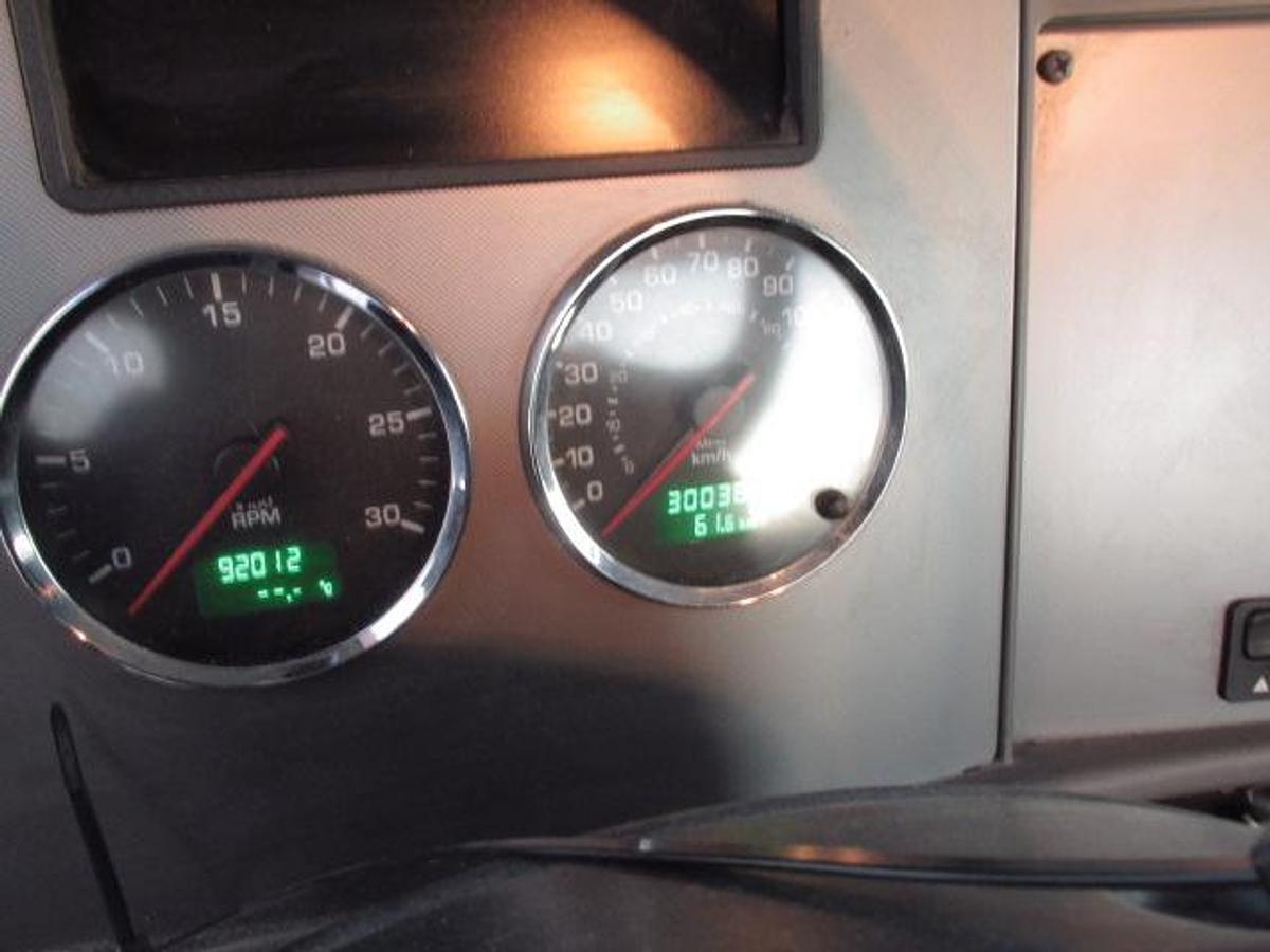 Used 2014 Kenworth T 370 with flat deck 