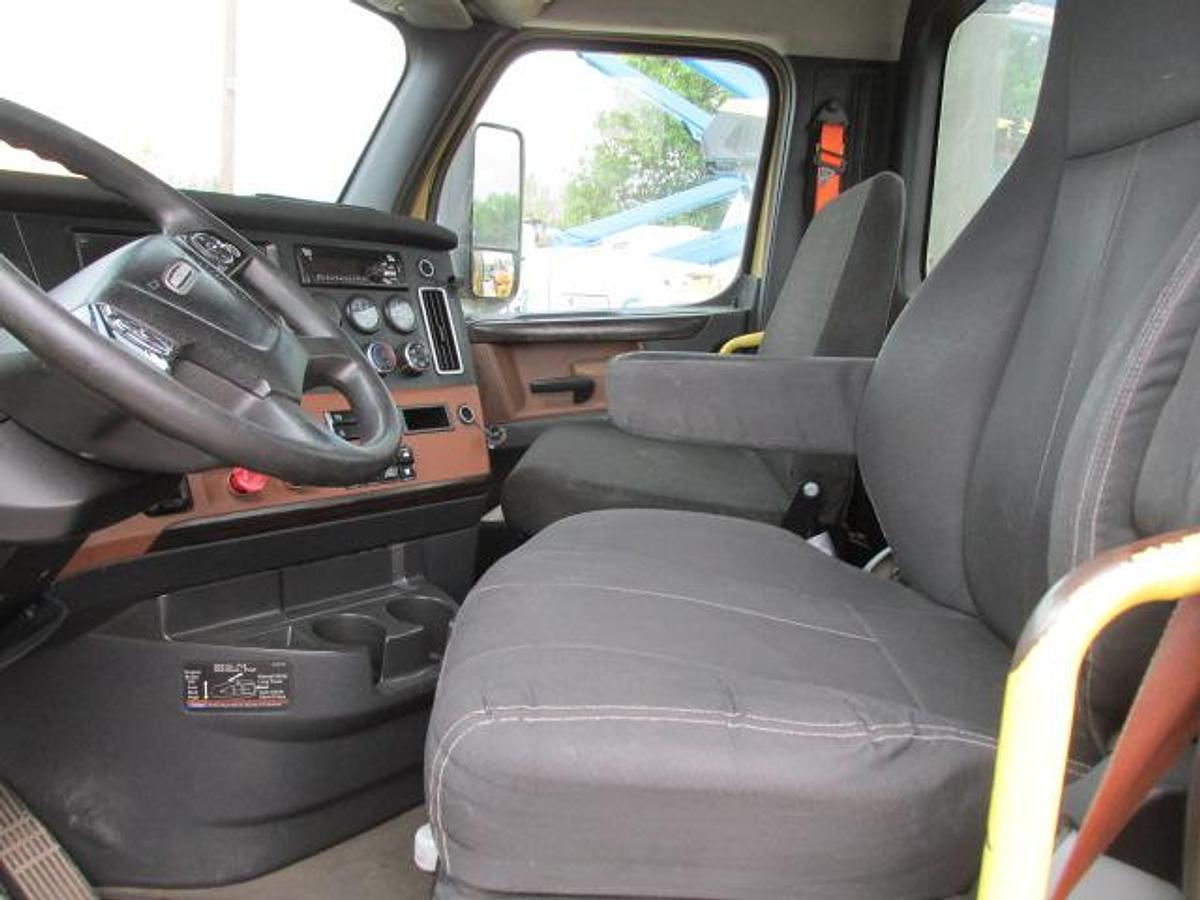 Used 2021 Freightliner Cascadia Day Cab DD 15