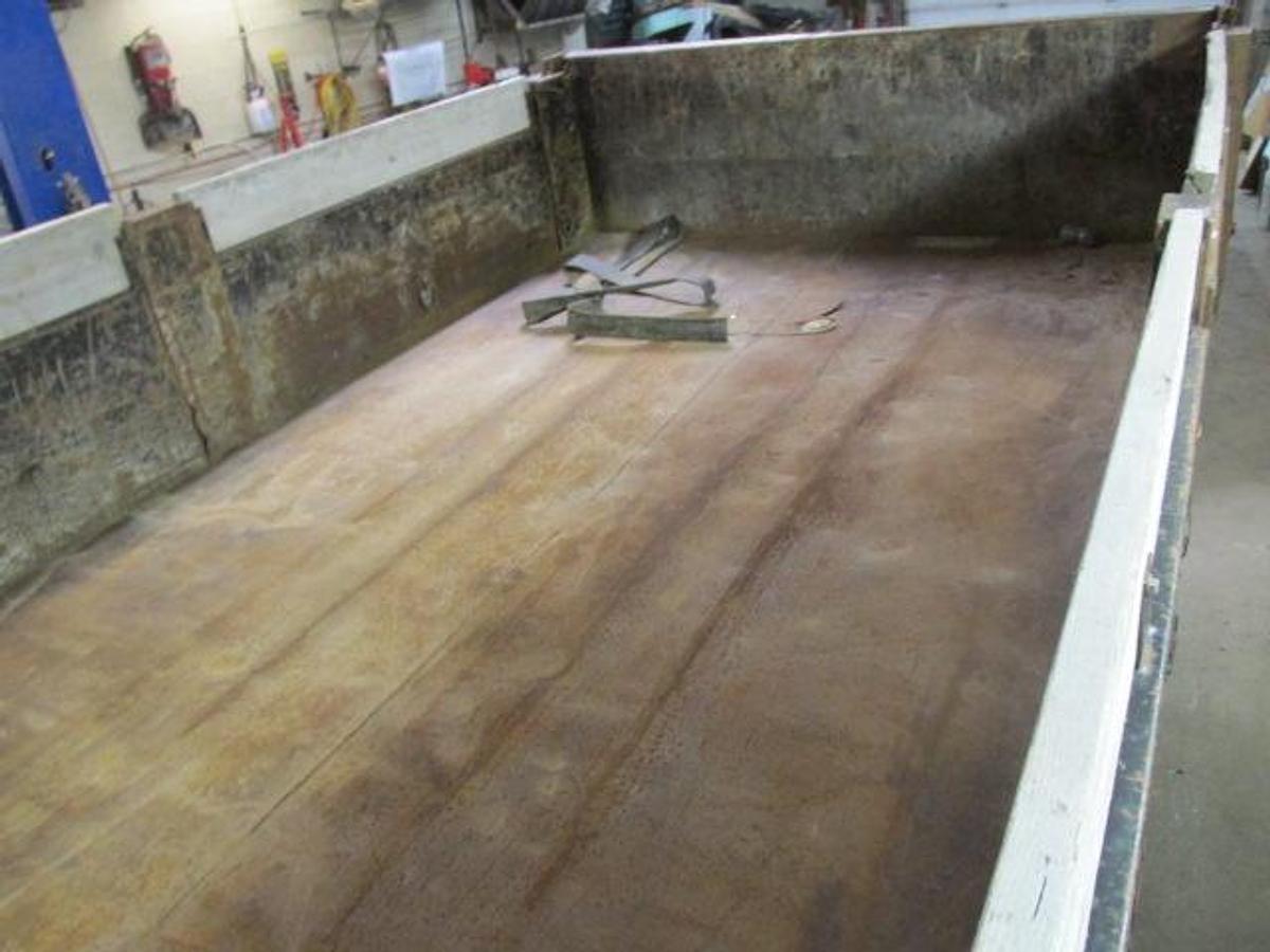 Used 2006 Ford F 650 with 13 ft dump box