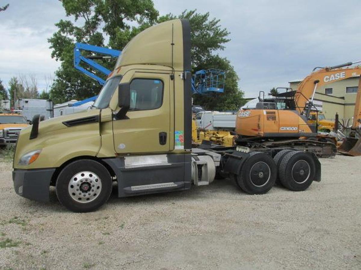 Used 2021 Freightliner Cascadia Day Cab DD 15