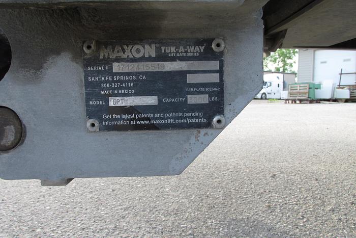 Used 2018 Peterbilt 337 26 ft Van with power tailgate low km