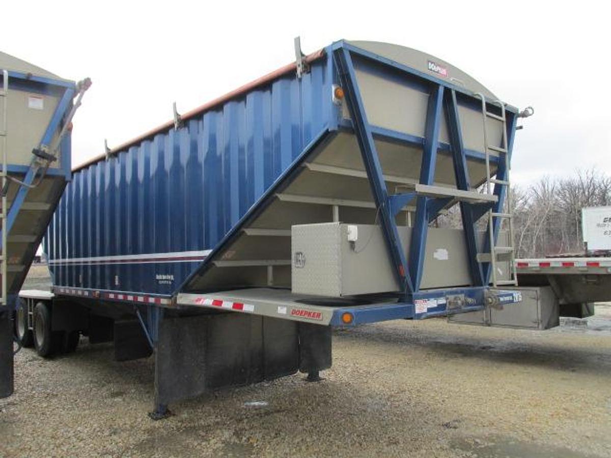 Used 2020 Doepker Super B grain trailer