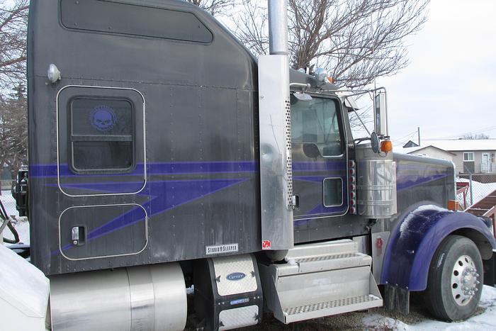 Used 2023 Kenworth W 900 565 hp Cummins 18 speed