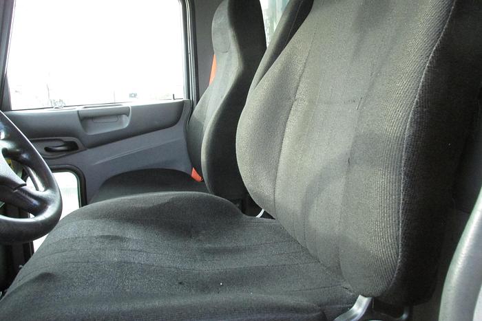 Used 2018 Peterbilt 337 26 ft Van with power tailgate low km