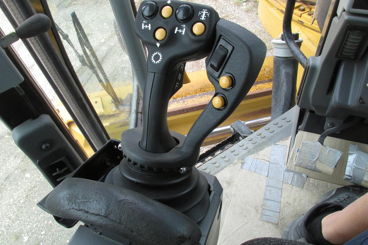 Used 2015 Caterpillar 160M VHP Plus Grader with snow wing very nice
