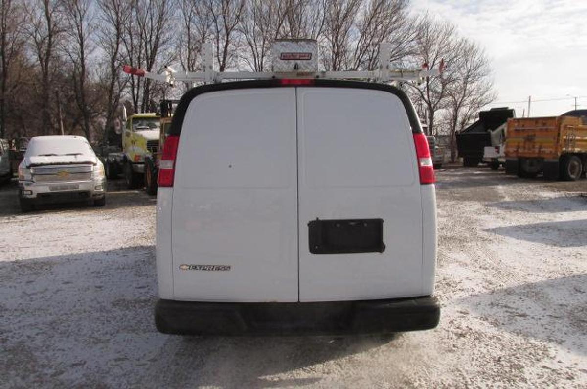 Used 2018 Chevrolet Express 2500 Cargo Van low kms