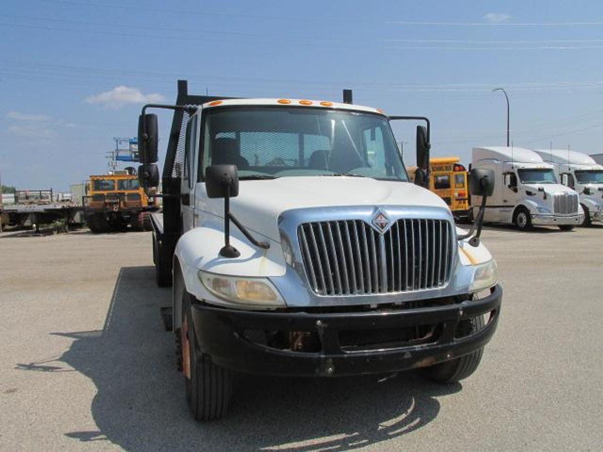 Used 2009 International 4300 with hydraulic brakes new 22 ft flat deck