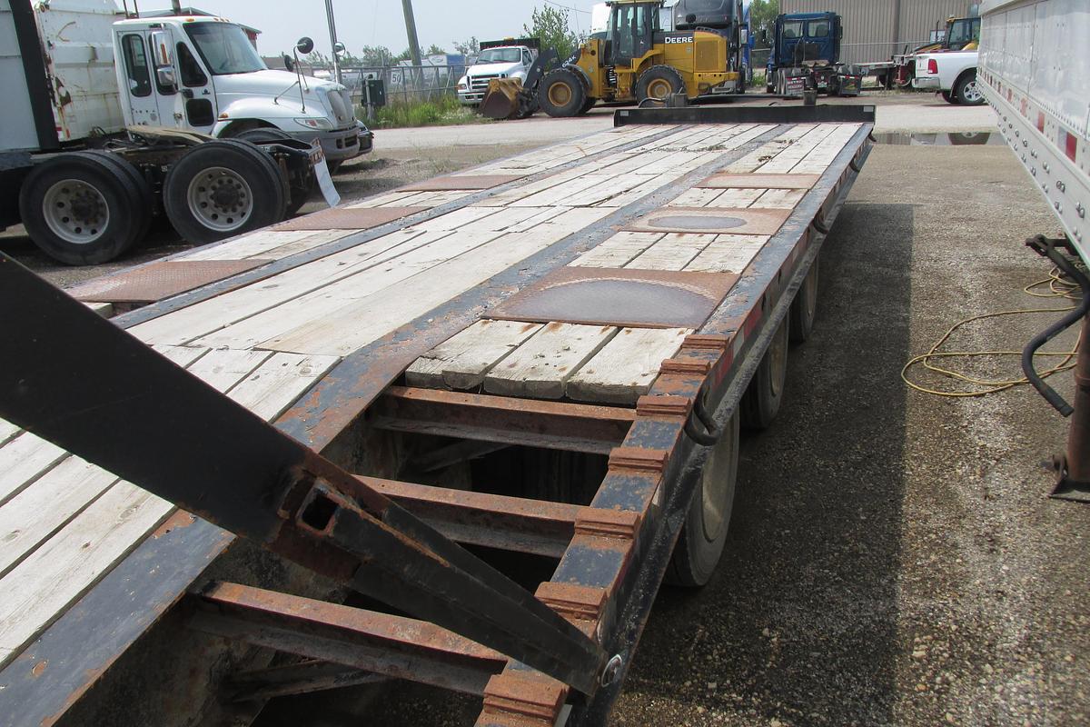 Used 2007 Winston 25 ton equipment trailer 