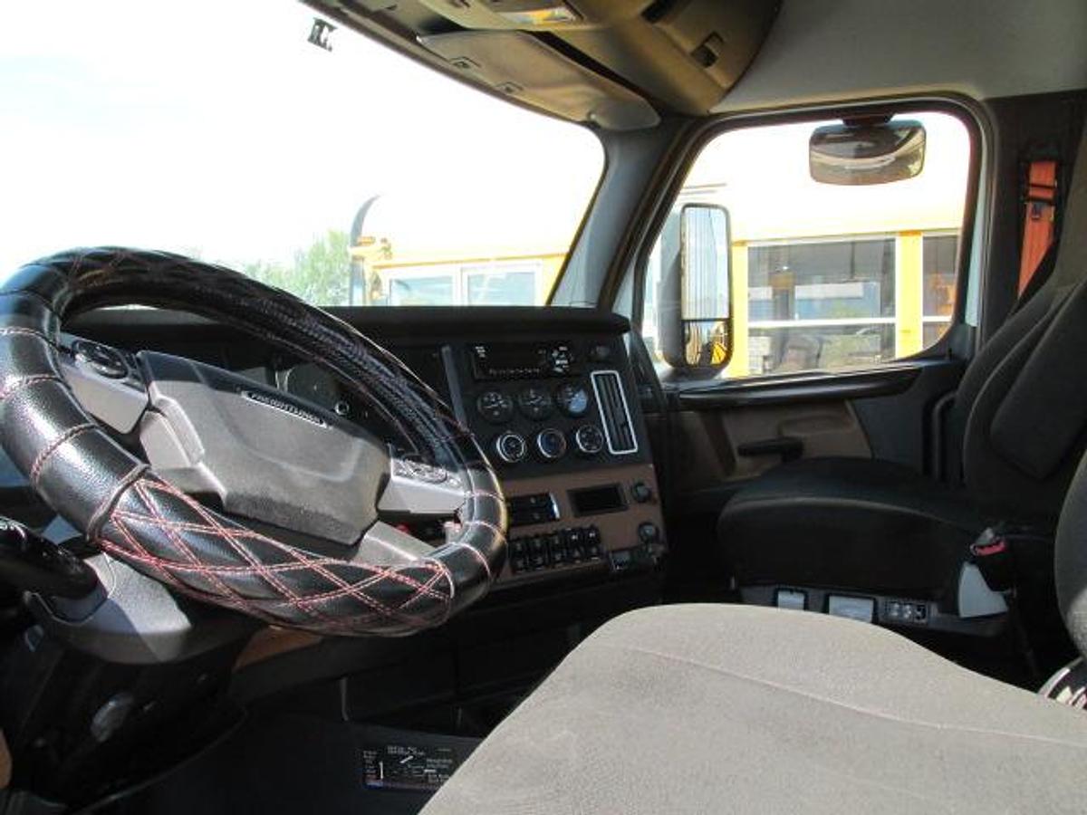 Used 2021 Freightliner Cascadia Day cab