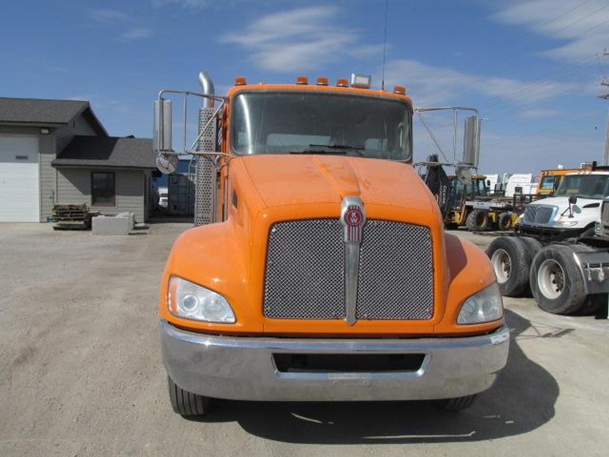 Used 2014 Kenworth T 370 with flat deck