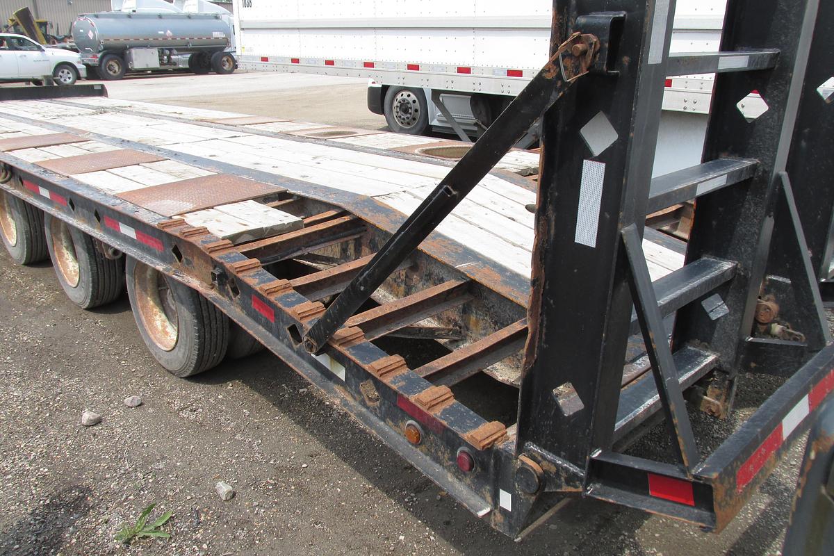 Used 2007 Winston 25 ton equipment trailer 