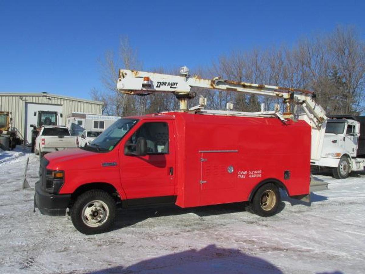Used 2016 Ford E350 bucket van with Dur A Lift 34 ' working height lift
