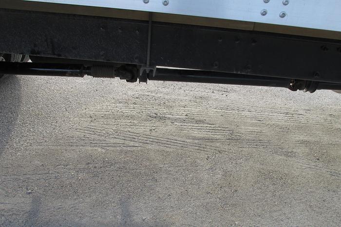 Used 2018 Peterbilt 337 26 ft Van with power tailgate low km