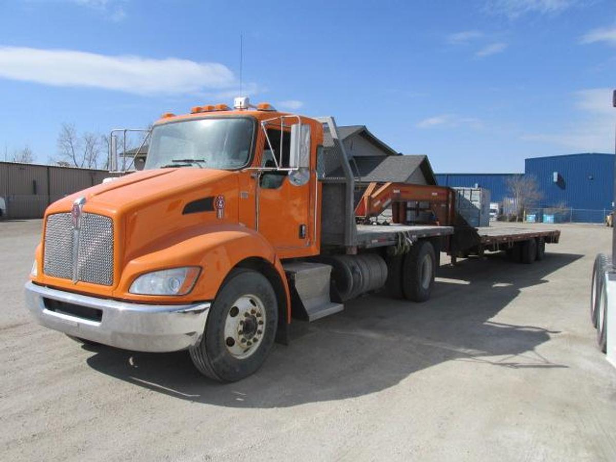 Used 2014 Kenworth T 370 with flat deck
