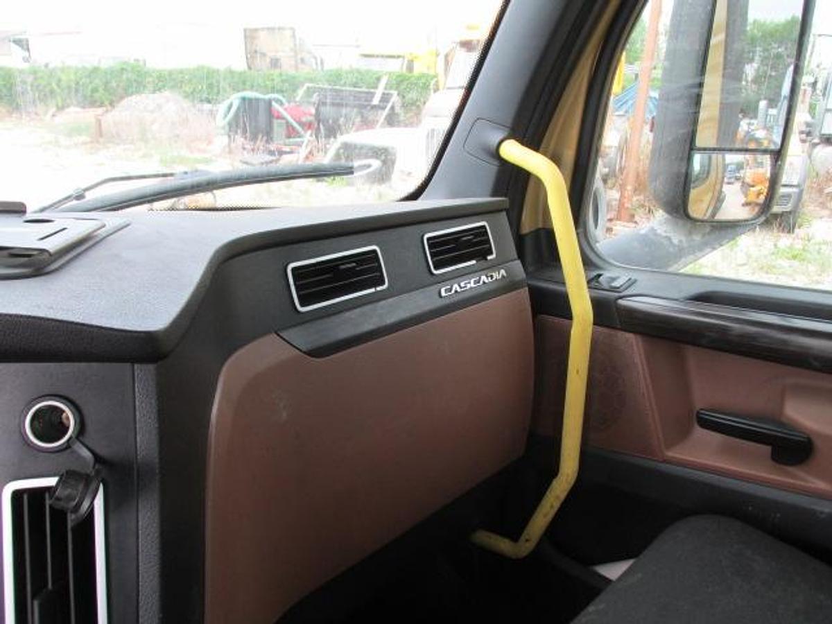 Used 2021 Freightliner Cascadia Day Cab DD 15