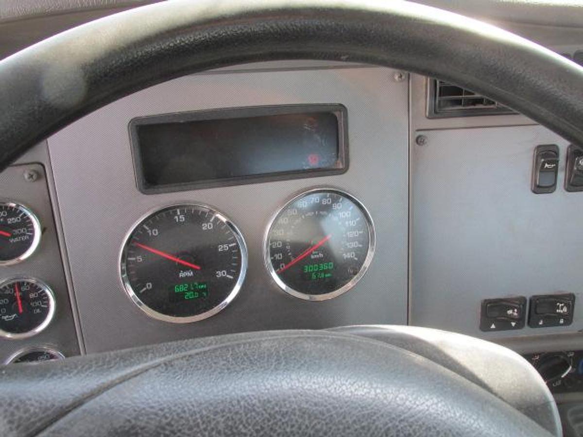 Used 2014 Kenworth T 370 with flat deck