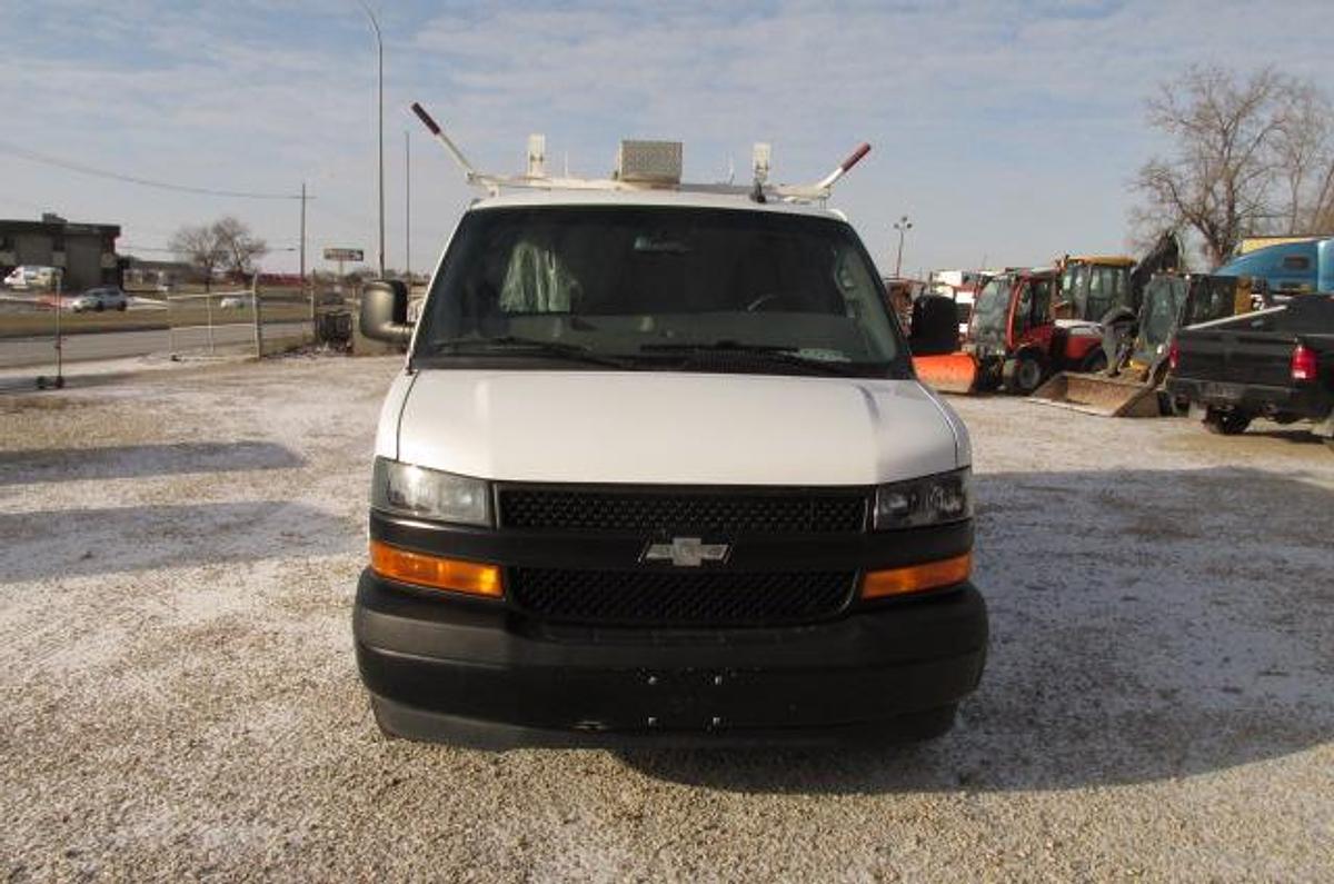 Used 2018 Chevrolet Express 2500 Cargo Van low kms