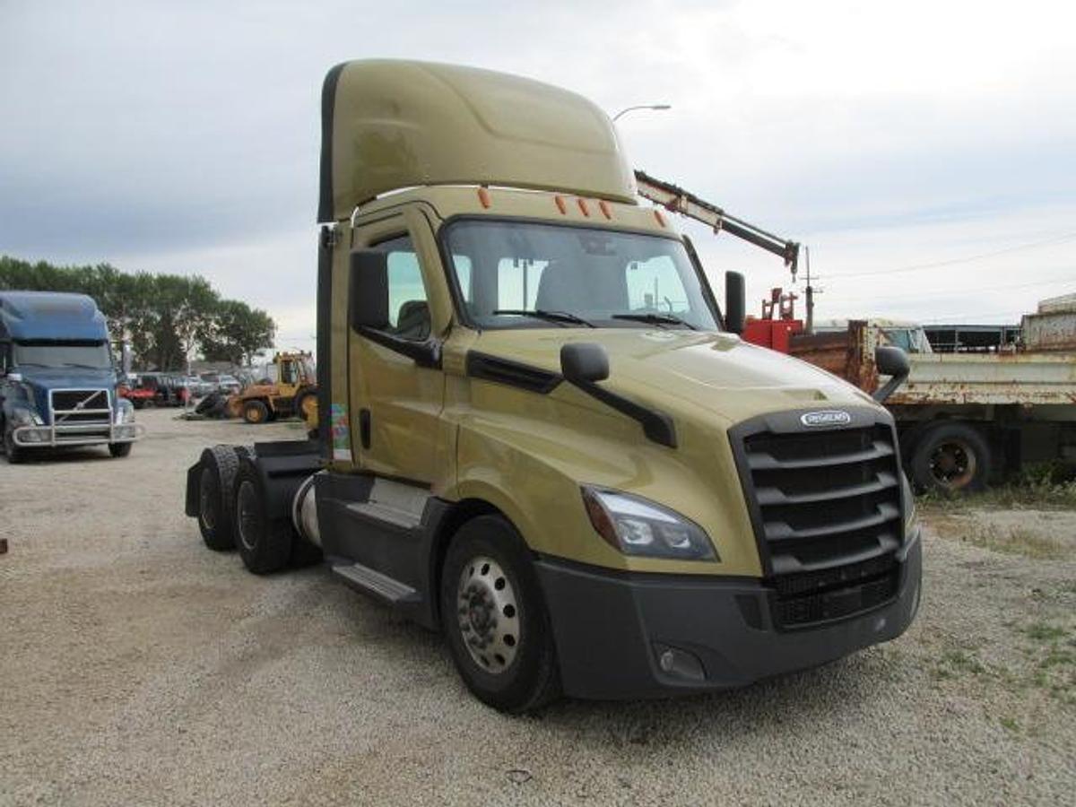 Used 2021 Freightliner Cascadia  Day Cab DD 15