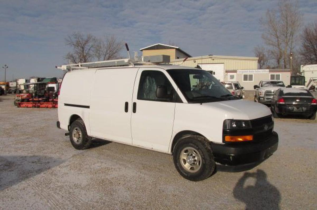 Used 2018 Chevrolet Express 2500 Cargo Van low kms