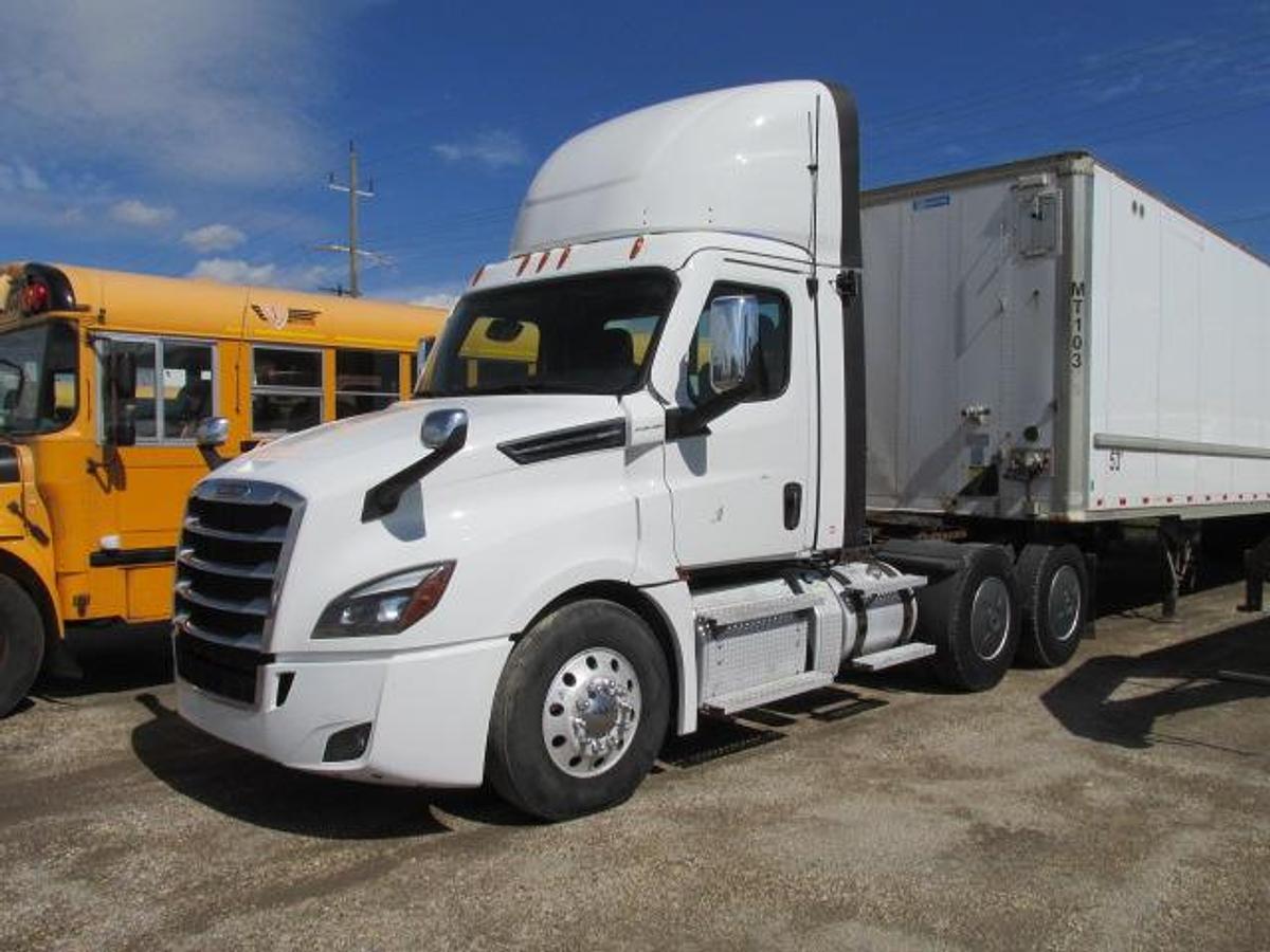 Used 2021 Freightliner Cascadia Day cab