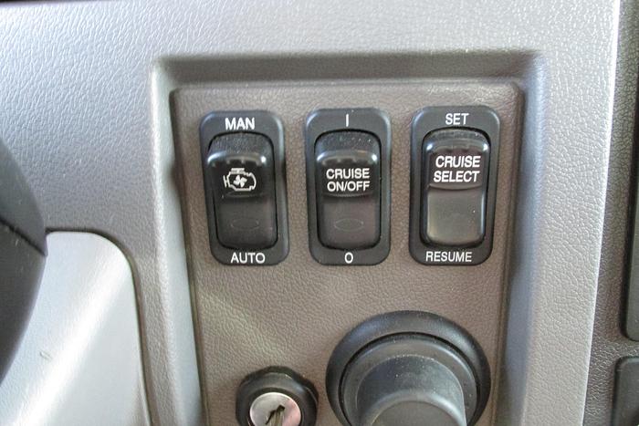 Used 2018 Peterbilt 337 26 ft Van with power tailgate low km