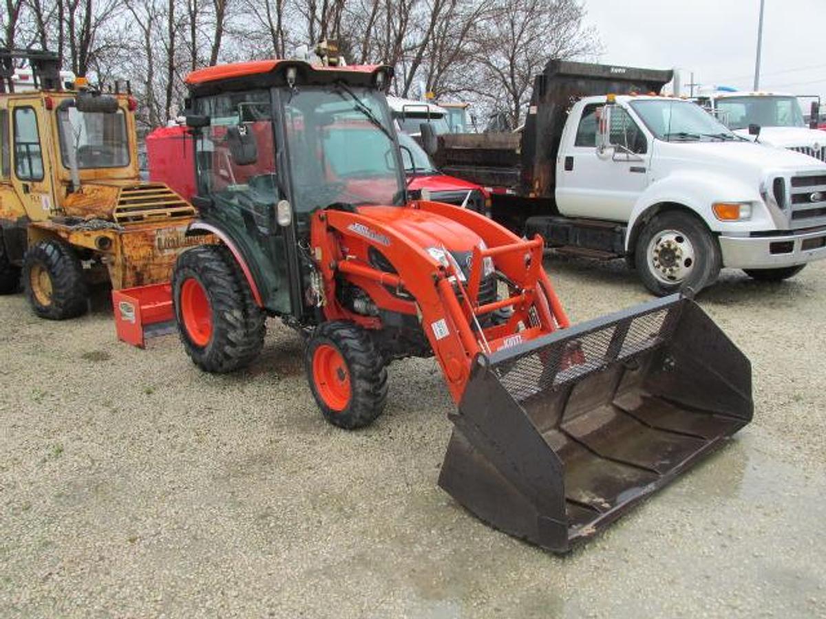 Used 2019 Kioti CK3510CHSE tractor with loader and scapper box