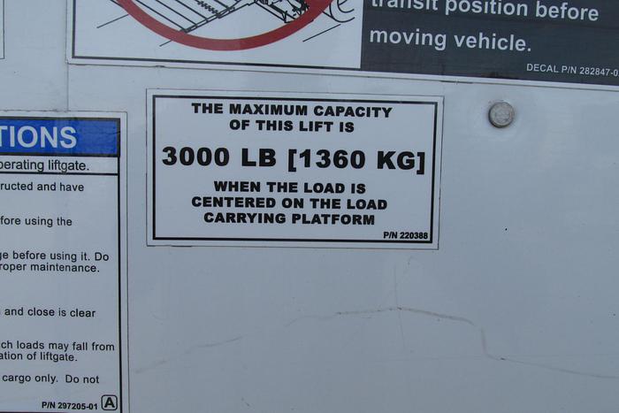 Used 2018 Peterbilt 337 26 ft Van with power tailgate low km