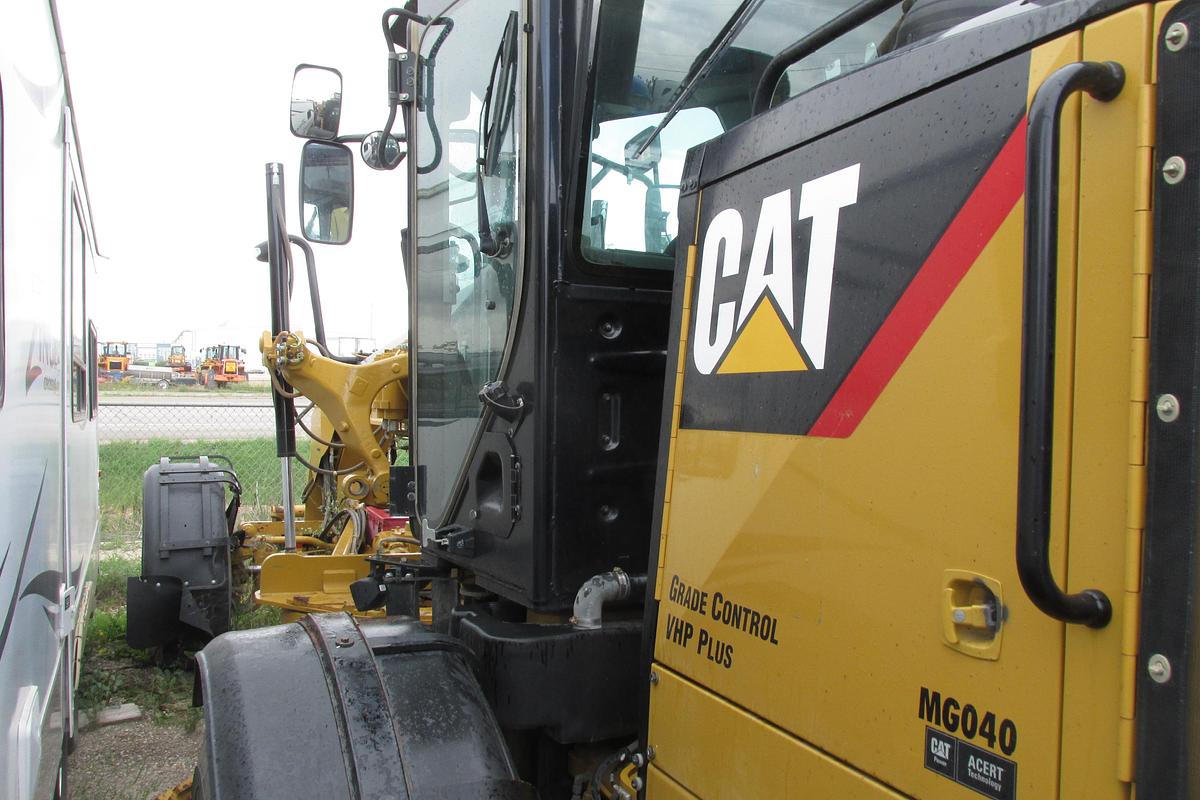 Used 2017 Caterpillar 140 M AWD with Snow wing, front lift group and rear ripper