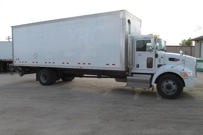 Used 2018 Peterbilt 337 26 ft Van with power tailgate low km