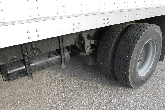 Used 2018 Peterbilt 337 26 ft Van with power tailgate low km