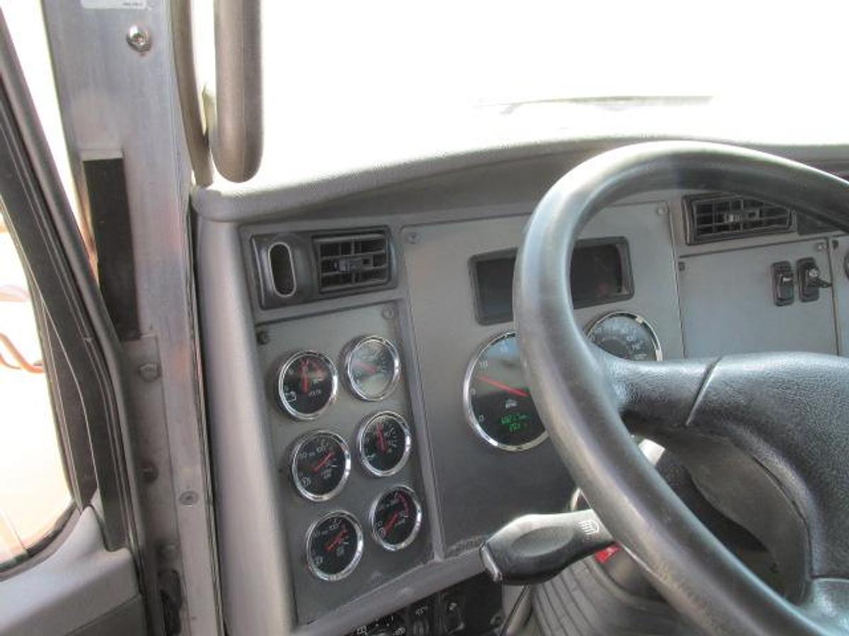 Used 2014 Kenworth T 370 with flat deck