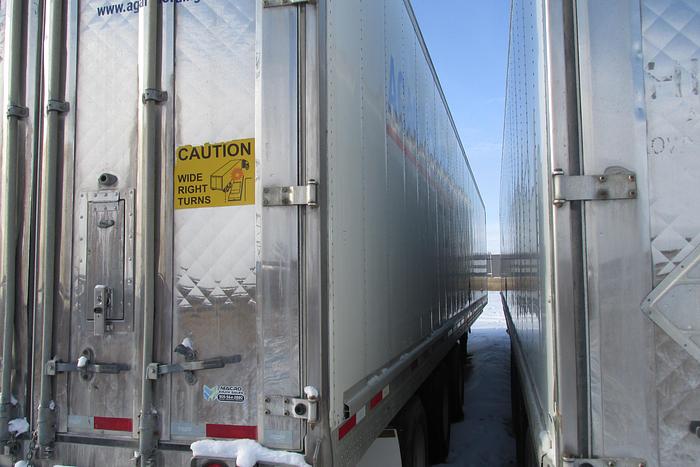Used 2017 Wabash 53 ft tri axle reefer trailer with Carrier X4-7500 unit