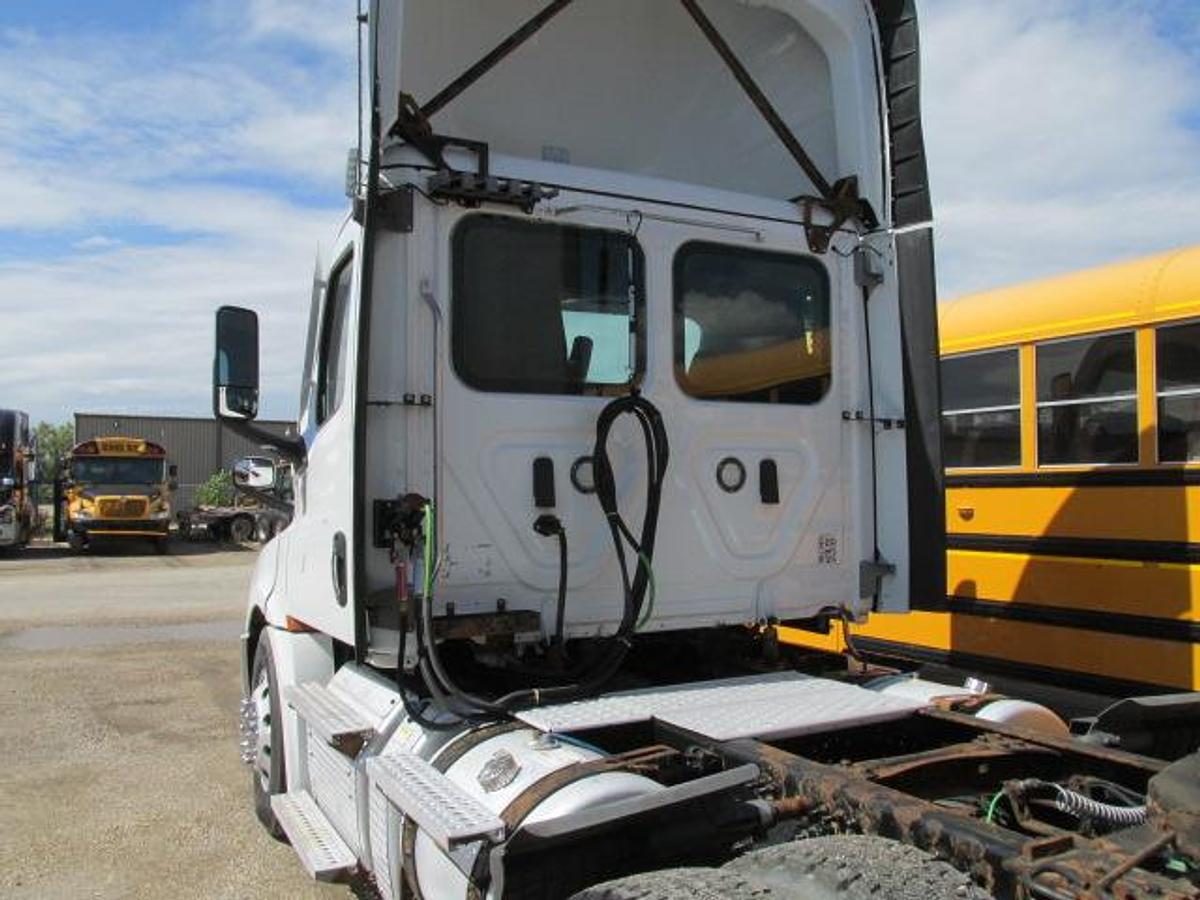 Used 2021 Freightliner Cascadia Day cab