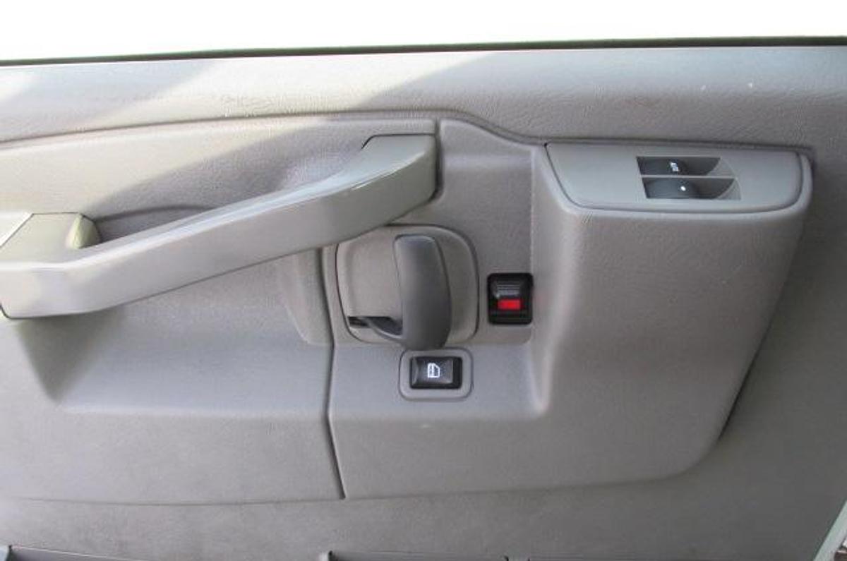 Used 2018 Chevrolet Express 2500 Cargo Van low kms