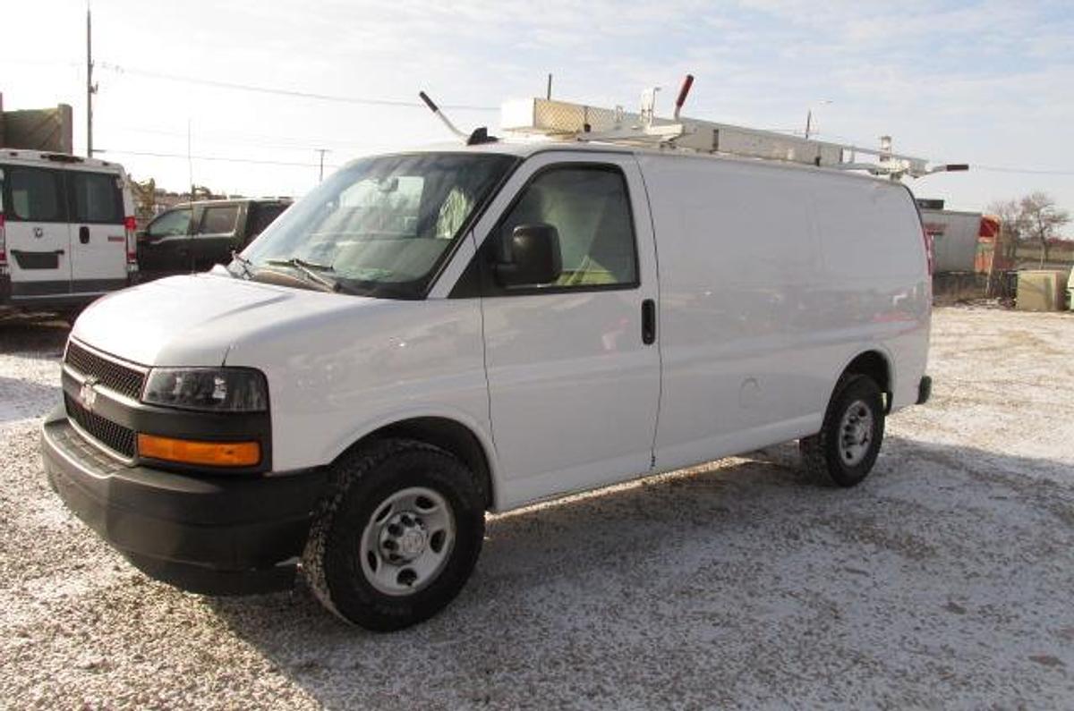 Used 2018 Chevrolet Express 2500 Cargo Van low kms