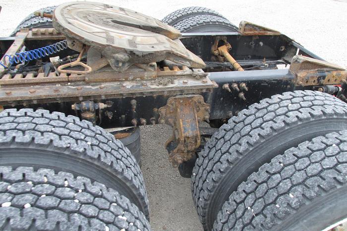 Used 2015 Volvo VNL Day Cab D 13 new transmission and clutch