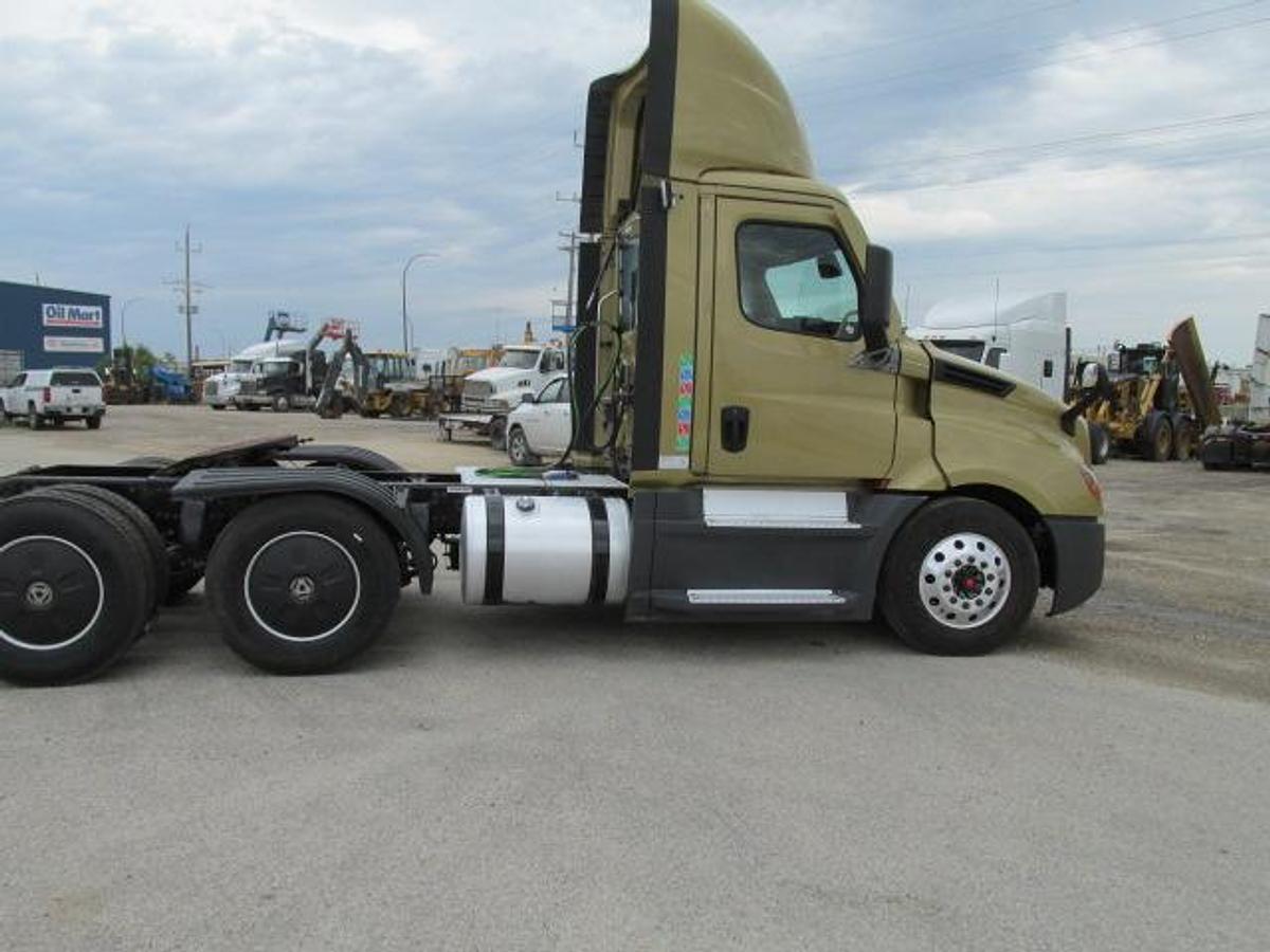 Used 2021 Freightliner Cascadia  Day Cab DD 15
